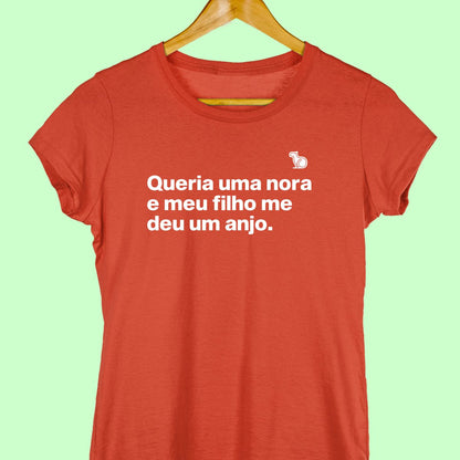Camiseta com a frase "Queria uma nora e meu filho me deu um anjo." feminina vermelha.