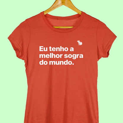 Camiseta com a frase "Eu tenho a melhor sogra do mundo." feminina feminina vermelha.