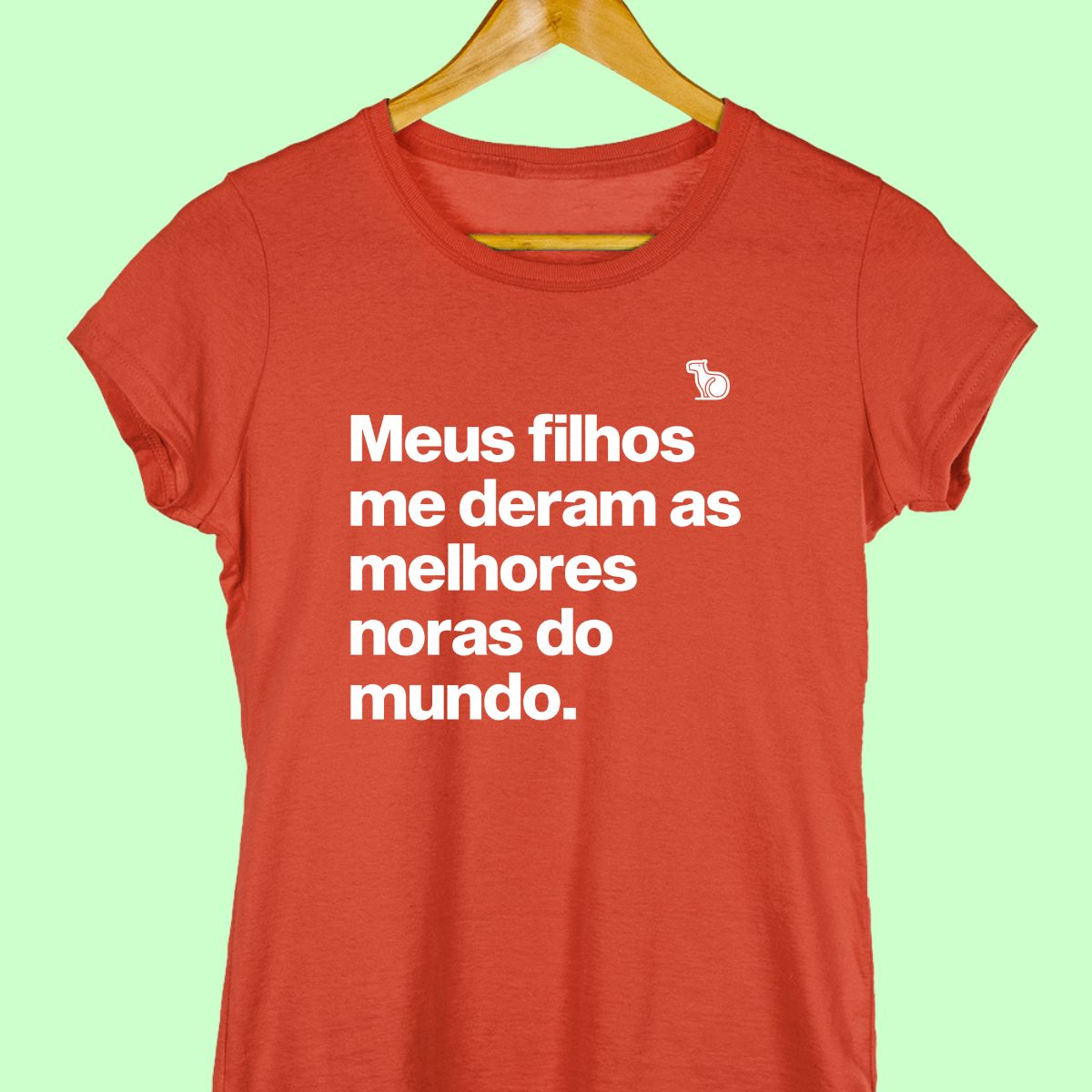 Camiseta com a frase "Meus filhos me deram as melhores noras do mundo." feminina vermelha.