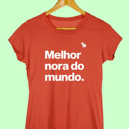 Camiseta com a frase "Melhor nora do mundo." feminina vermelha.