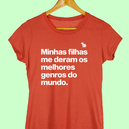 Camiseta com a frase "Minhas filhas me deram os melhores genros do mundo." feminina vermelha.