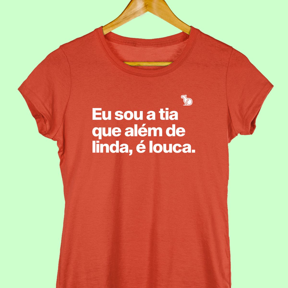 Camiseta com a frase "Eu sou a tia que além de linda, é louca." Feminina vermelha.