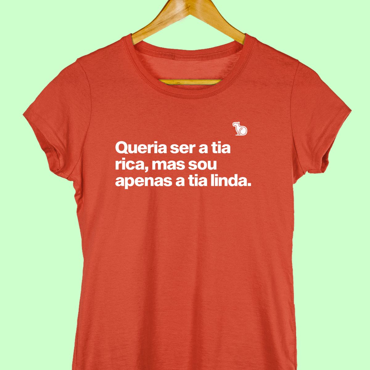 Camiseta com a frase "Queria ser a tia rica, mas sou apenas a tia linda." feminina vermelha.