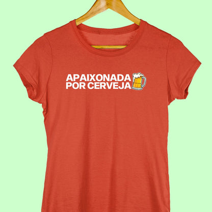 Camiseta de casal com a frase "apaixonada por cerveja." feminina vermelha.