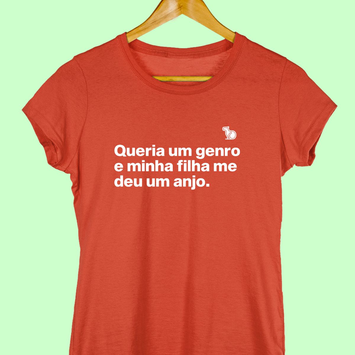 Camiseta com a frase "Queria um genro e minha filha me deu um anjo." feminina vermelha.