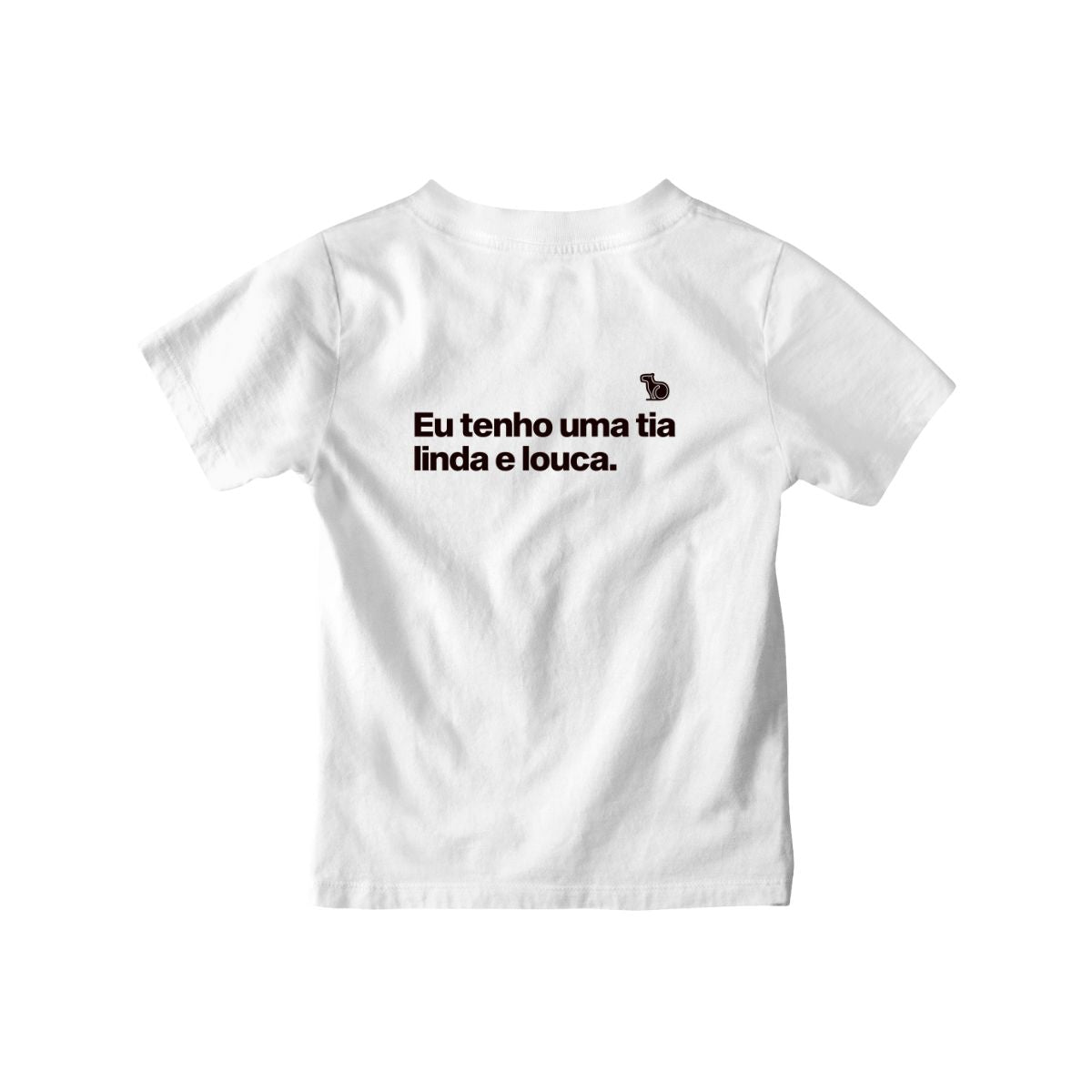 Camiseta infantil com a frase "Eu tenho uma tia linda e louca." na cor branca.