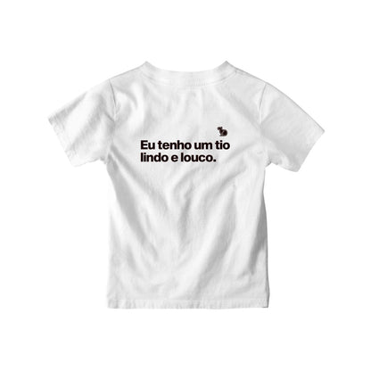 Camiseta infantil com a frase "Eu tenho um tio lindo e louco." na cor branca.