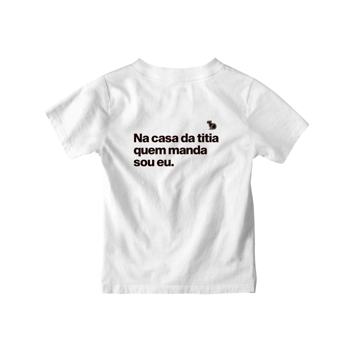 Camiseta infantil branca com a frase "na casa da titia quem manda sou eu."