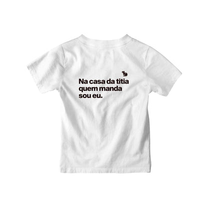 Camiseta infantil branca com a frase "na casa da titia quem manda sou eu."