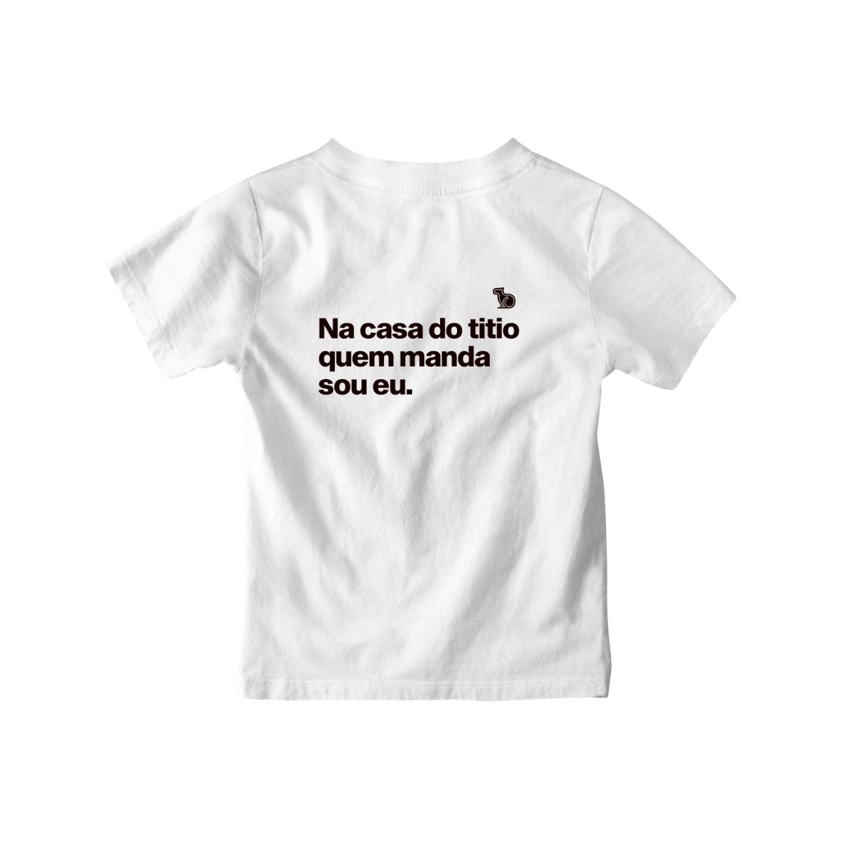 Camiseta infantil branca com a frase "na casa do titio quem manda sou eu."