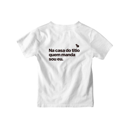 Camiseta infantil branca com a frase "na casa do titio quem manda sou eu."