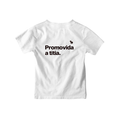 Camiseta infantil branca com a frase "Promovida a titia."