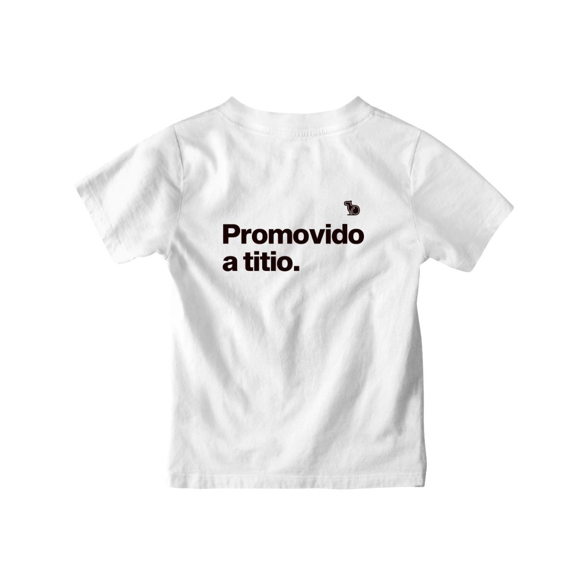 Camiseta infantil com a frase "Promovido a titio." na cor branca.