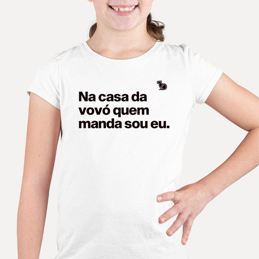 CAMISETA INFANTIL EU MANDO NA CASA DA VOVÓ