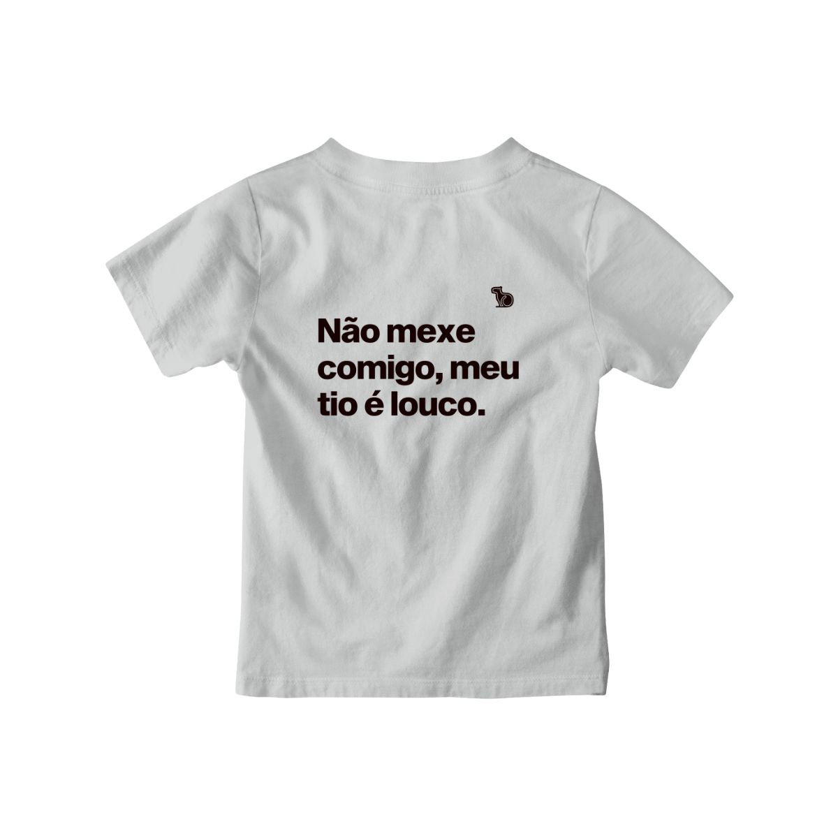 Camiseta infantil cinza com a frase "Não mexe comigo, meu tio é louco."