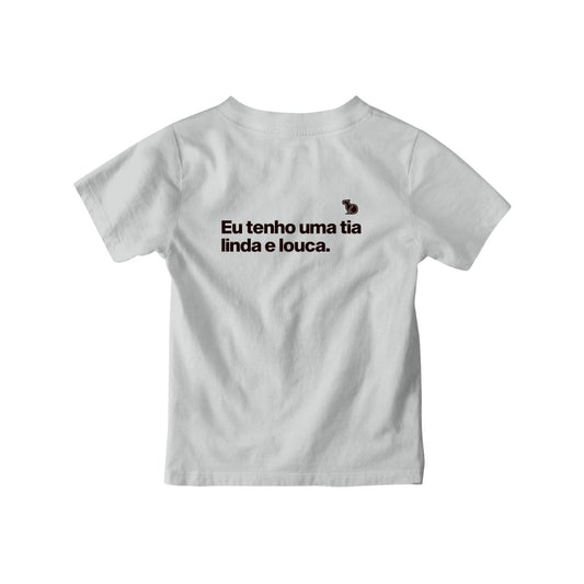 Camiseta infantil com a frase "Eu tenho uma tia linda e louca." na cor cinza.