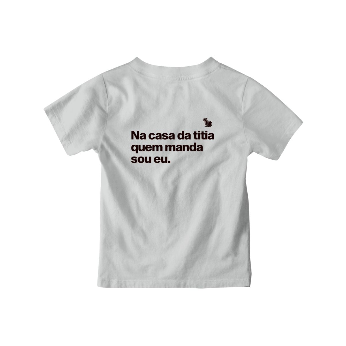 Camiseta infantil cinza com a frase "na casa da titia quem manda sou eu."
