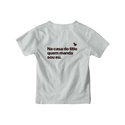 Camiseta infantil cinza com a frase "na casa do titio quem manda sou eu."