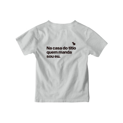 Camiseta infantil cinza com a frase "na casa do titio quem manda sou eu."