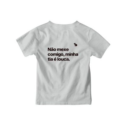 Camiseta infantil cinza com a frase "Não mexe comigo, minha tia é louca."