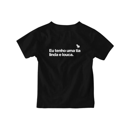 Camiseta infantil com a frase "Eu tenho uma tia linda e louca." na cor preta.