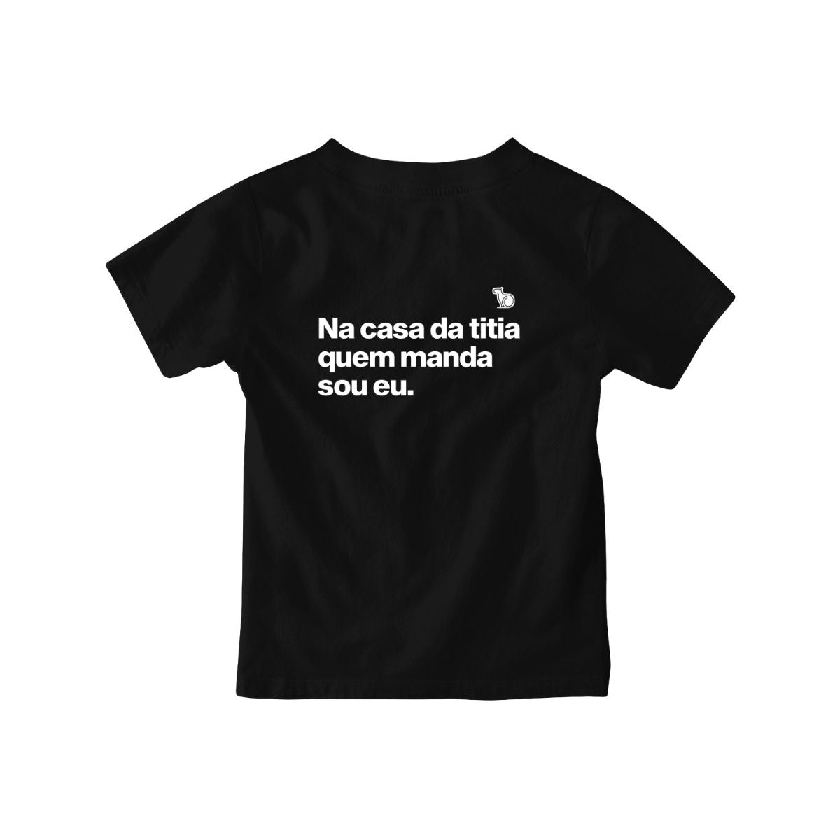 Camiseta infantil preta com a frase "na casa da titia quem manda sou eu."