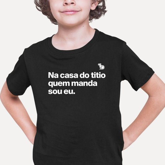 CAMISETA INFANTIL EU MANDO NA CASA DA TITIA / DO TITIO