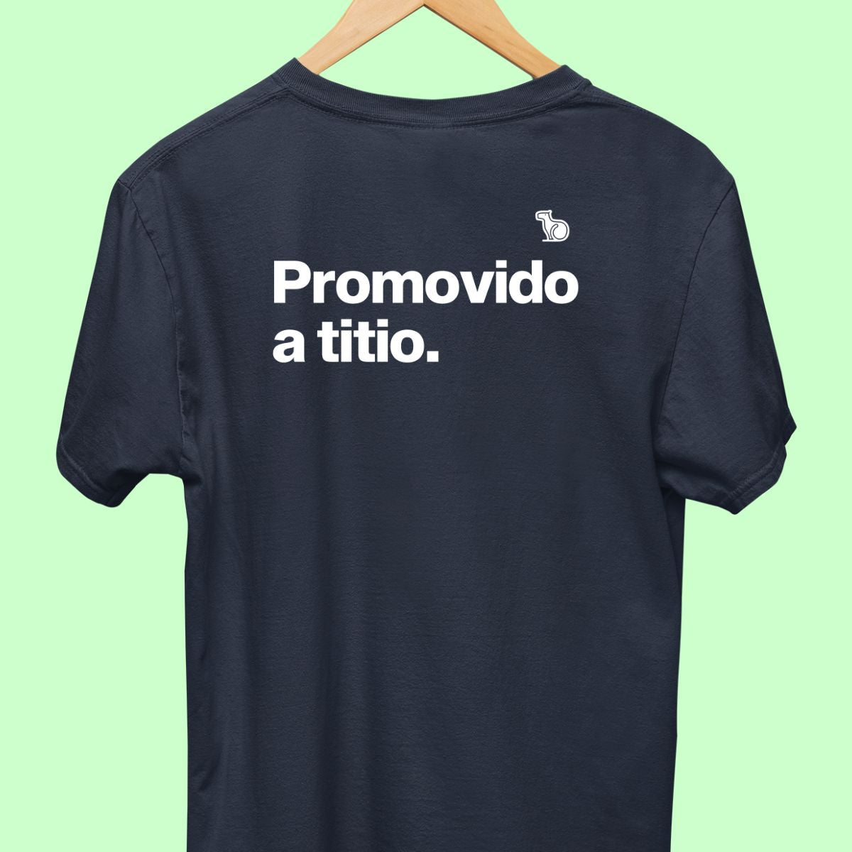 Camiseta com a frase "promovido a titio" masculina azul.