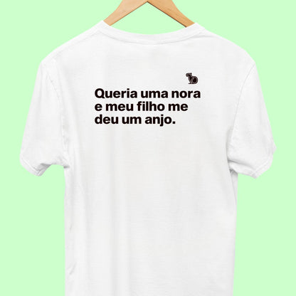 Camiseta com a frase "Queria uma nora e meu filho me deu um anjo." masculina branca.