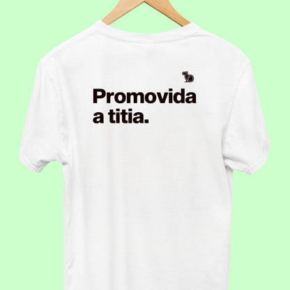 Camiseta com a frase "promovida a titia" masculina branca.