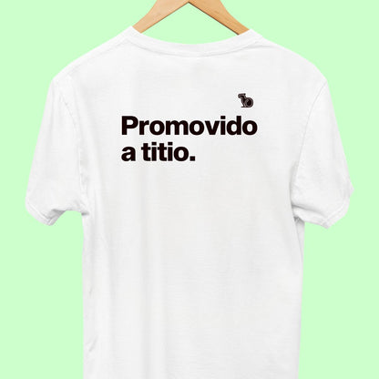 Camiseta com a frase "promovido a titio" masculina branca.