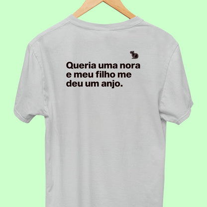 Camiseta com a frase "Queria uma nora e meu filho me deu um anjo." masculina cinza.