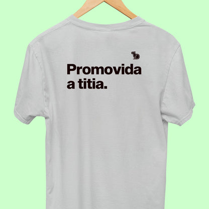 Camiseta com a frase "promovida a titia" masculina cinza.