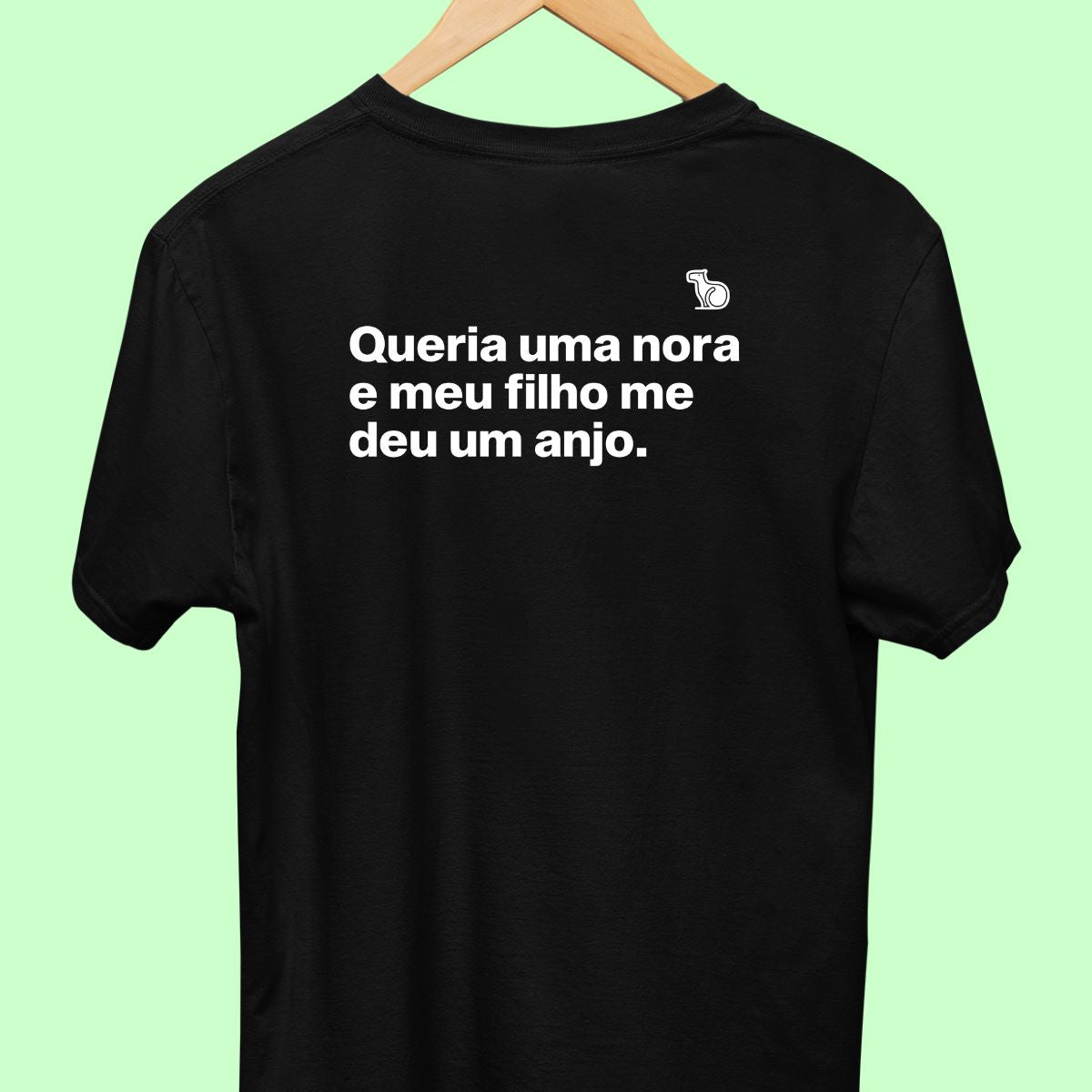 Camiseta com a frase "Queria uma nora e meu filho me deu um anjo." masculina preta.