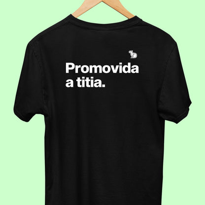 Camiseta com a frase "promovida a titia" masculina preta.