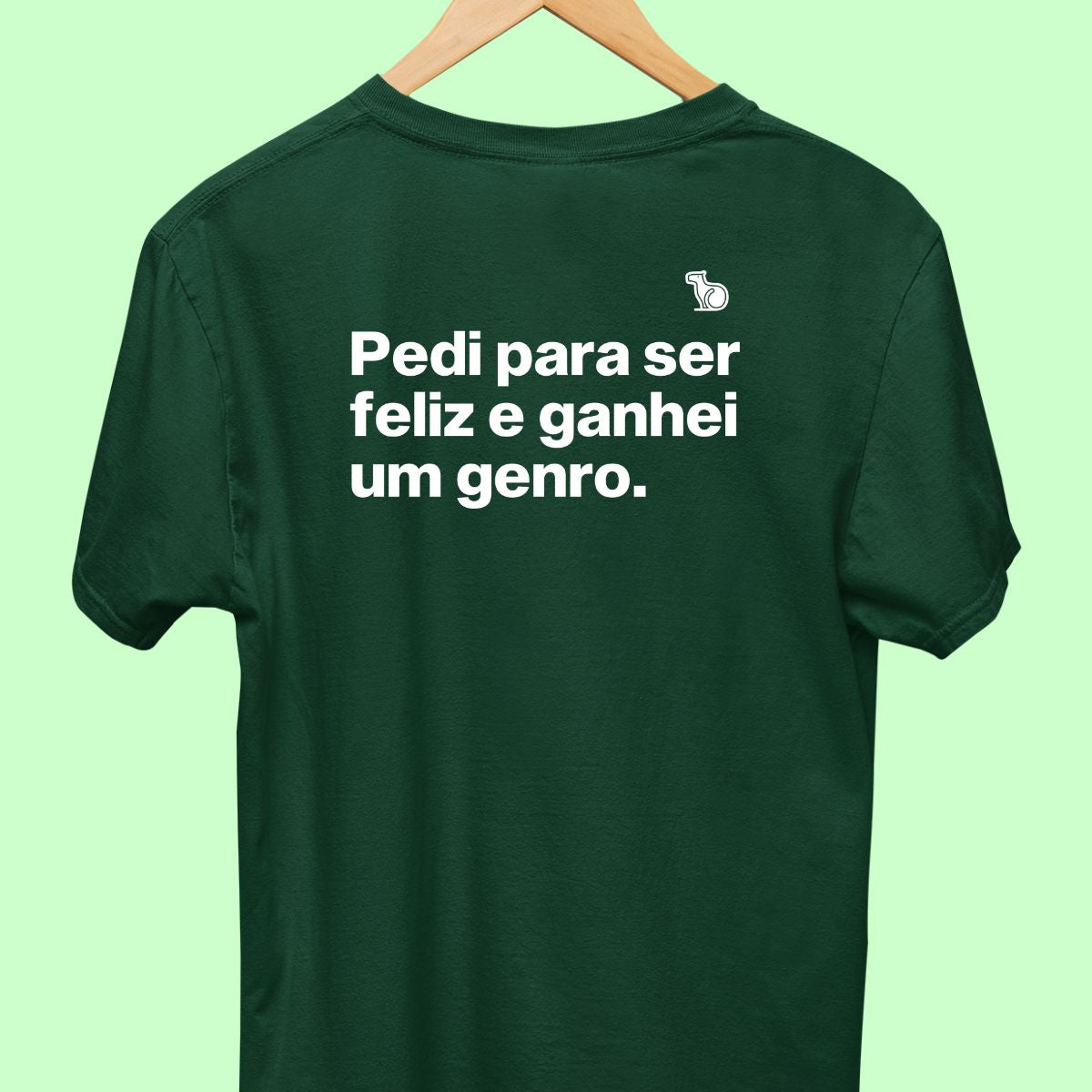 Camiseta com a frase "pedi para ser feliz e ganhei um genro." masculina verde.