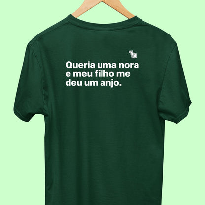 Camiseta com a frase "Queria uma nora e meu filho me deu um anjo." masculina verde.