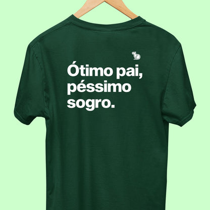 Camiseta com a frase "Ótimo pai, péssimo sogro." masculina verde.