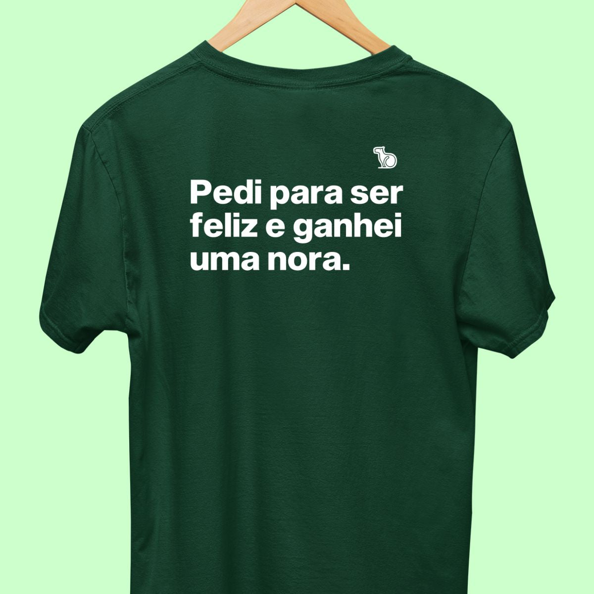 Camiseta com a frase "Pedi para ser feliz e ganhei uma nora." masculina verde.