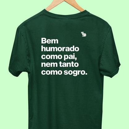 Camiseta com a frase "Bem humorado como pai, nem tant como sogro." masculina verde.