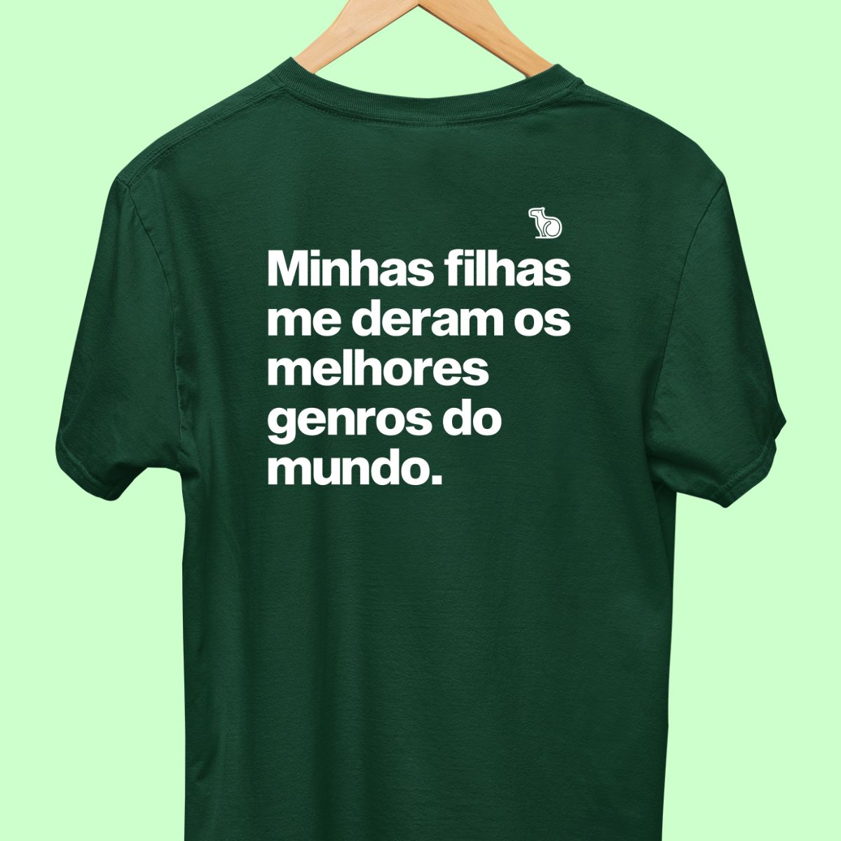Camiseta com a frase "Minhas filhas me deram os melhores genros do mundo." masculina verde.