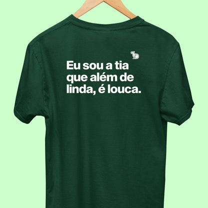 Camiseta com a frase "Eu sou a tia que além de linda, é louca." masculina verde.