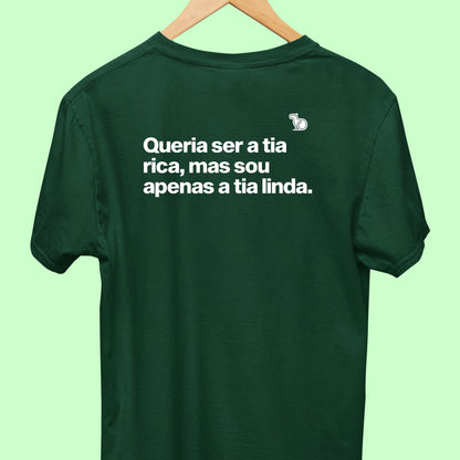 Camiseta com a frase "Queria ser a tia rica, mas sou apenas a tia linda." masculina verde.