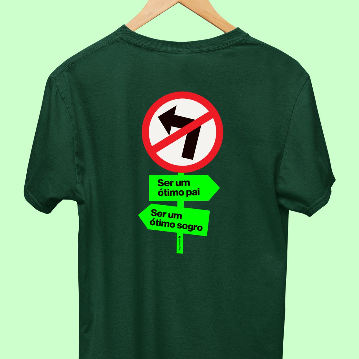 Camiseta com uma placa de trânsito de proíbido ir a esquerda, uma placa escrito "Ser um ótimo sogro" para esquerda, e uma placa escrito "ser um ótimo pai" para direita" masculina verde.