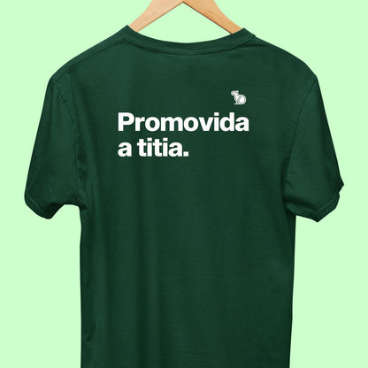 Camiseta com a frase "promovida a titia" masculina verde.