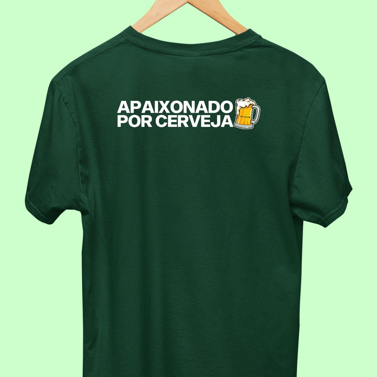 Camiseta de casal com a frase "apaixonado por cerveja." masculina verde.