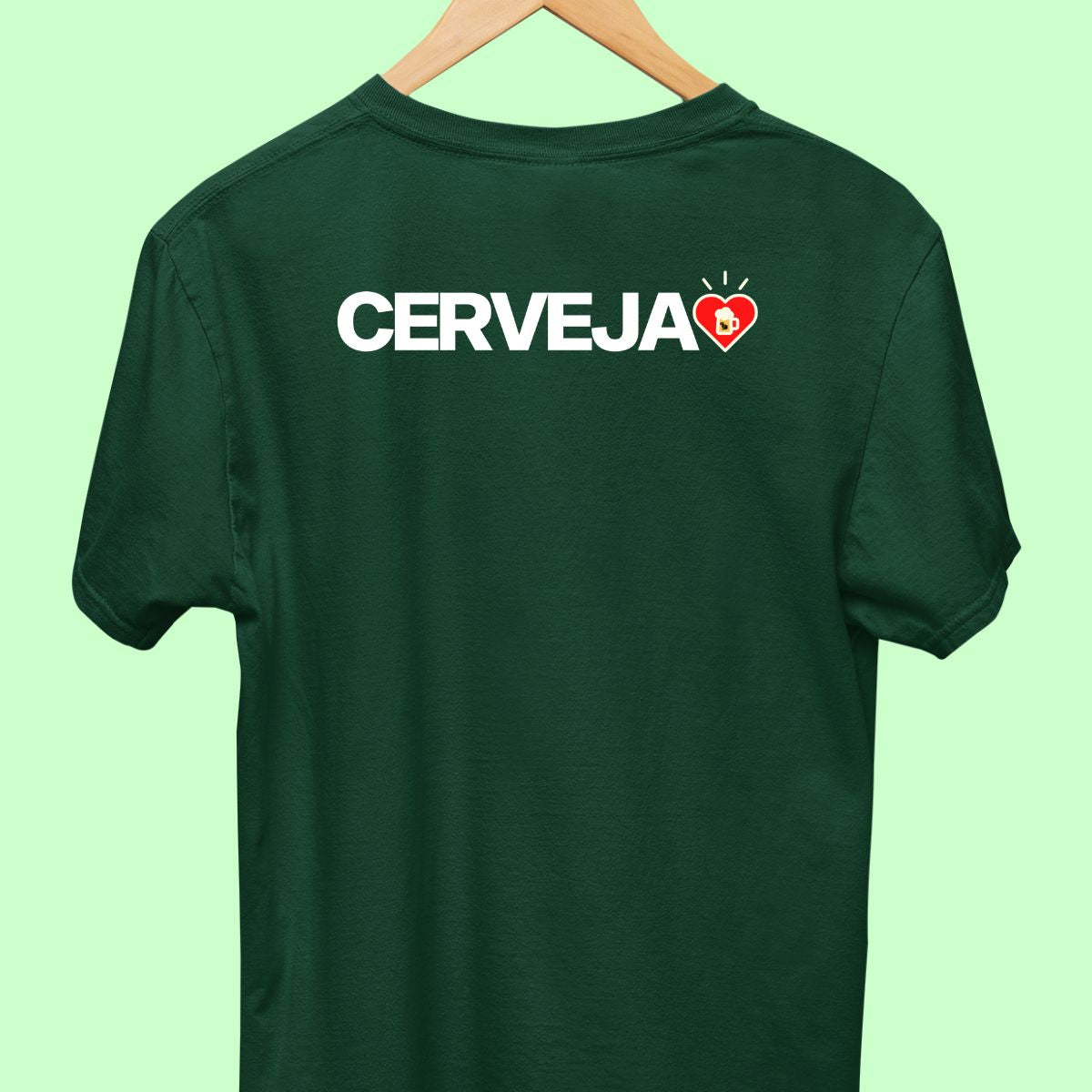 Camiseta de casal com a palavra "cerveja." e o desenho de um copo de cerveja no meio de um coração do lado direito, masculina  verde.