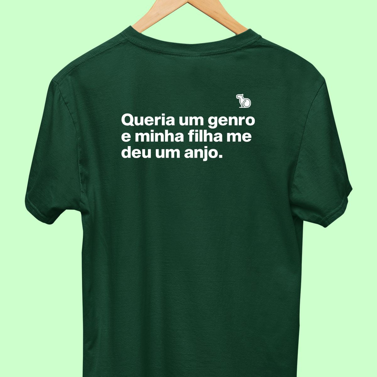 Camiseta com a frase "Queria um genro e minha filha me deu um anjo." masculina verde.