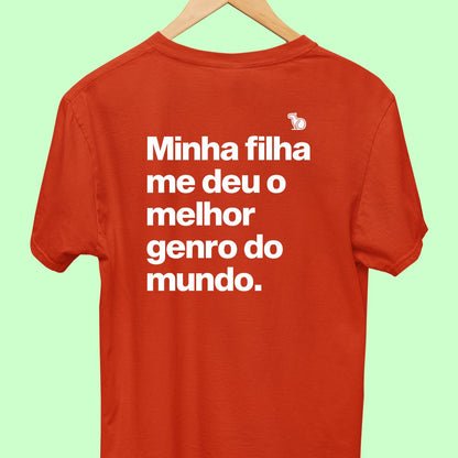 Imagem da Camiseta Masculina na cor vermelha com a frase "Minha filha me deu o melhor genro do mundo".