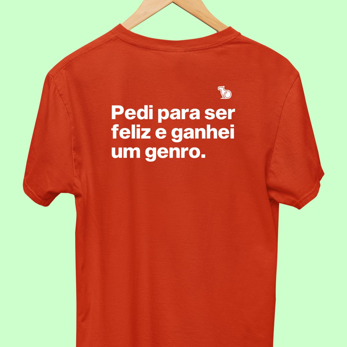 Camiseta com a frase "pedi para ser feliz e ganhei um genro." masculina vermelha.